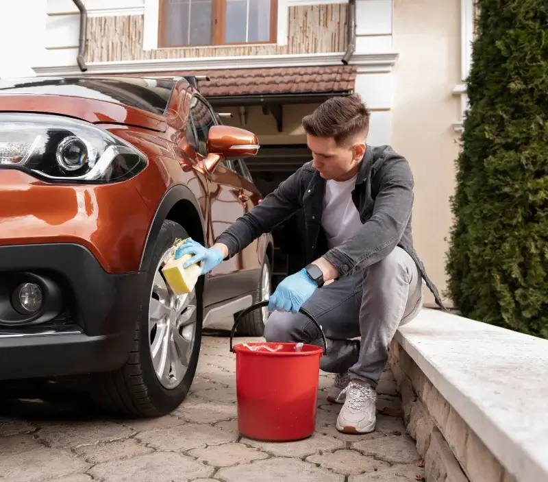 Lavage auto à domicile Rédange : professionnel intervenant sur un véhicule